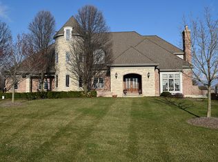 5N455 E Lakeview Cir, St Charles, IL 60175
