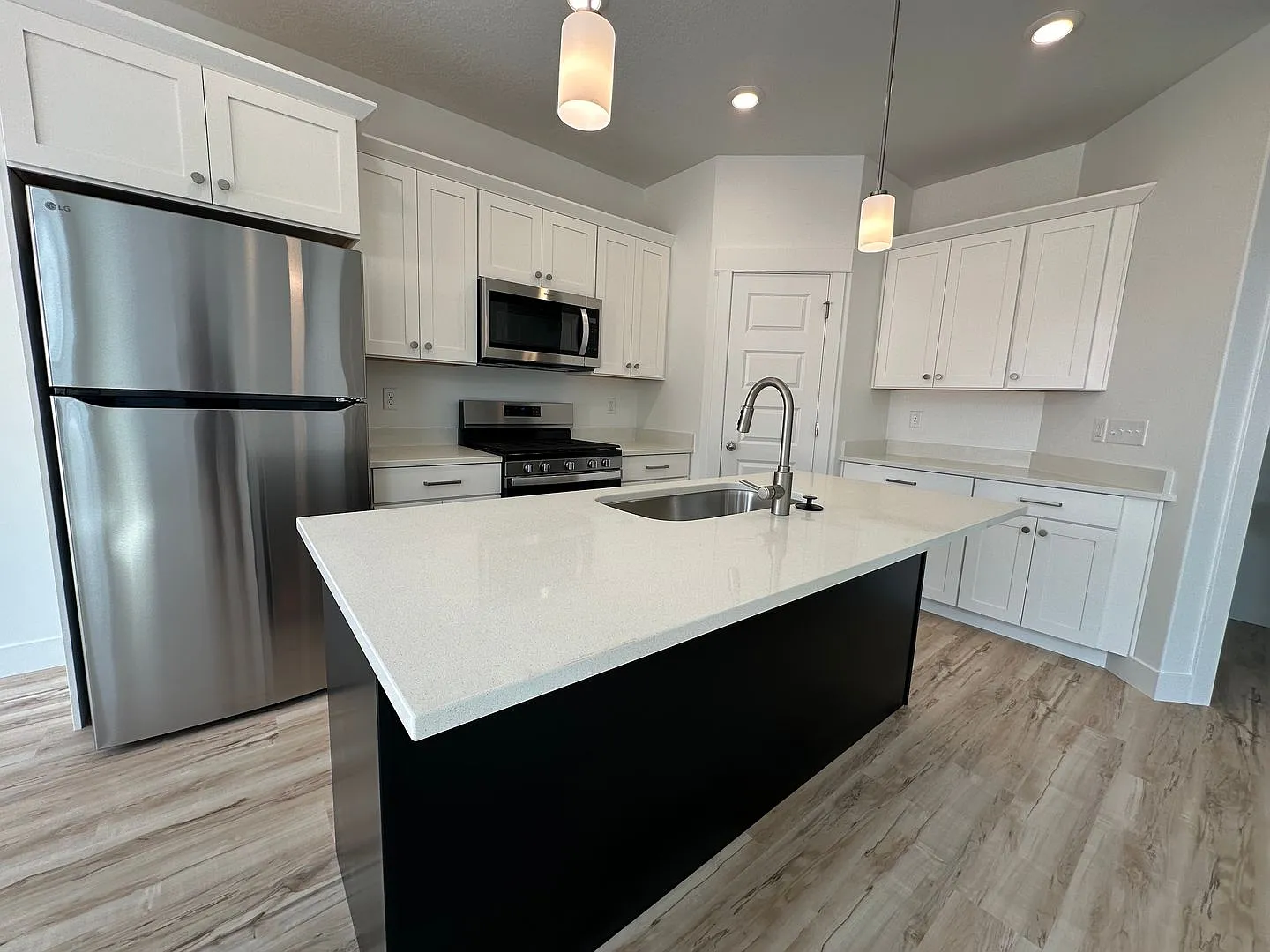 New 3 Bed 2.5 Bath Townhomes for Rent at Harmony Ridge - Mapleton — Photo 2