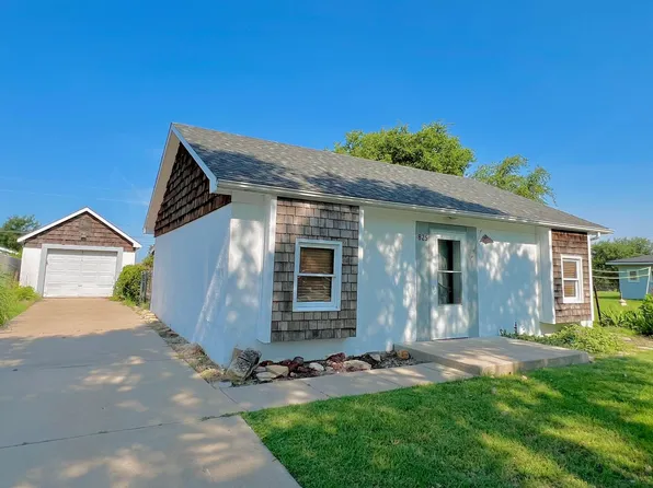 825 Hillcrest Dr, Dodge City, KS 67801