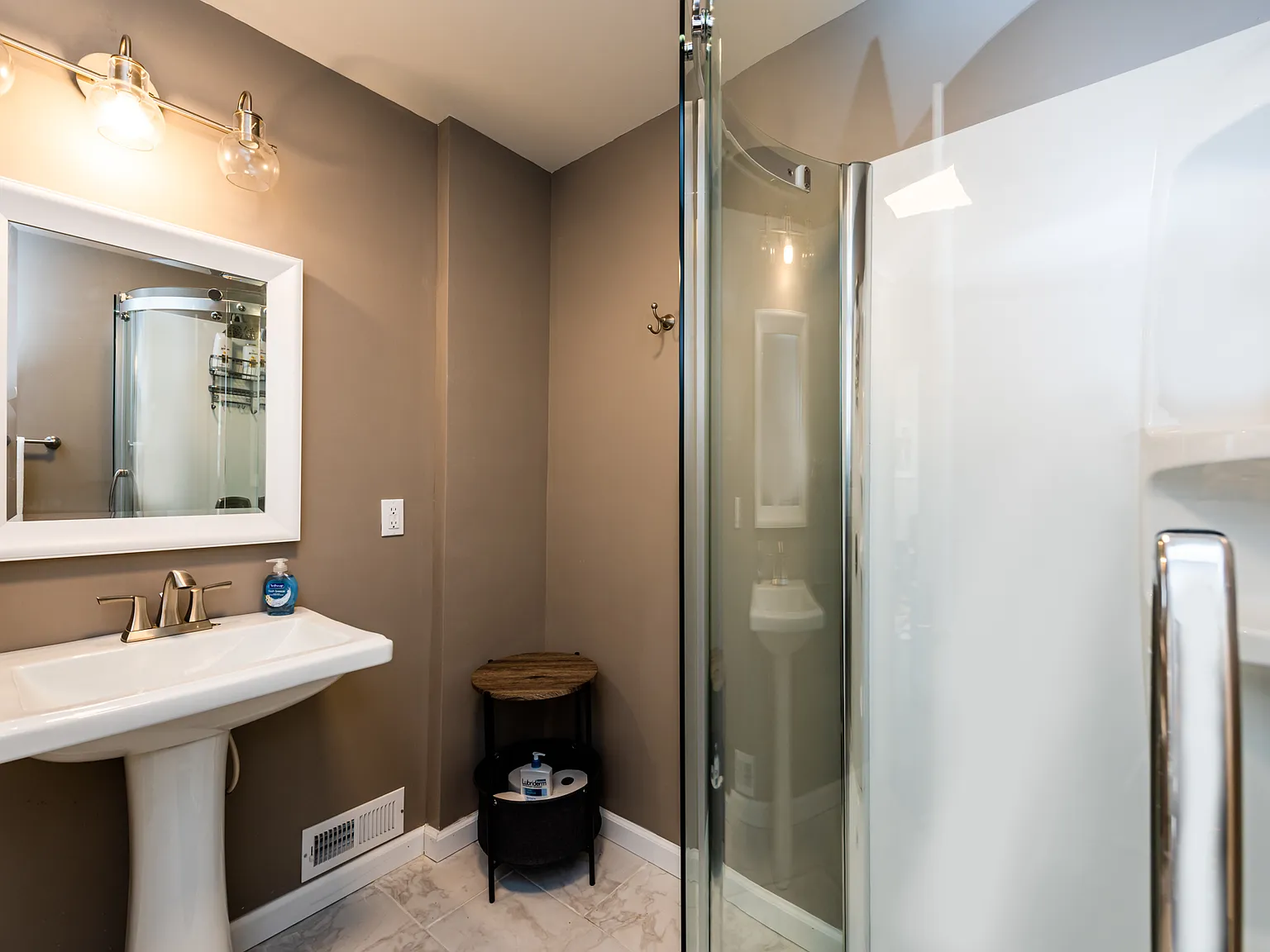 3 bed, 988 sqft, $2,200 — Photo 1
