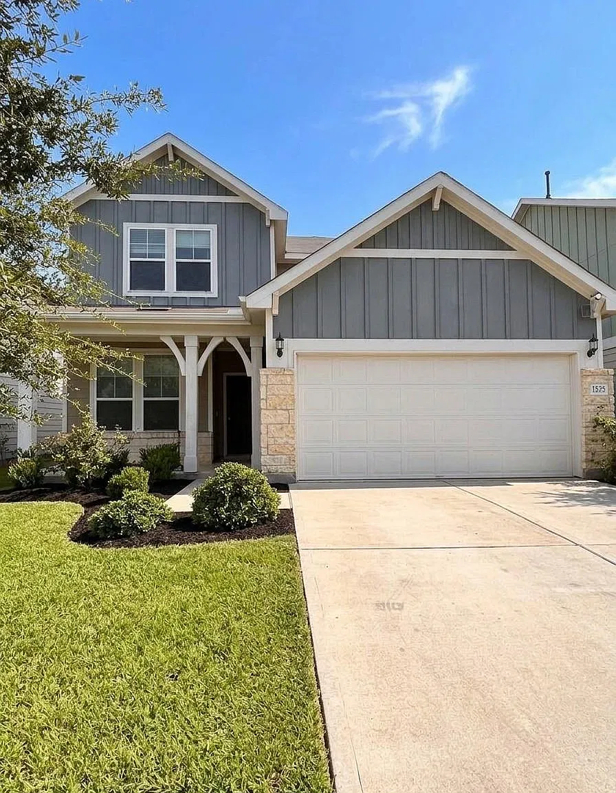 4 bed, 3.0 bath, 2667 sqft, $2,300 — Photo 1