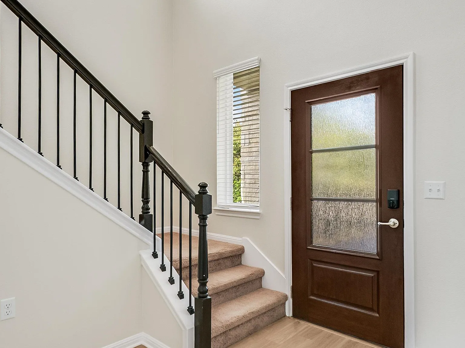 3 bed, 2.5 bath, 1878 sqft, $2,400 — Photo 2