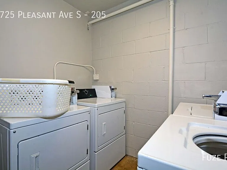 2725 Pleasant Ave #205 — Photo 2