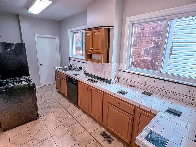 868 Kennebec St — Photo 7