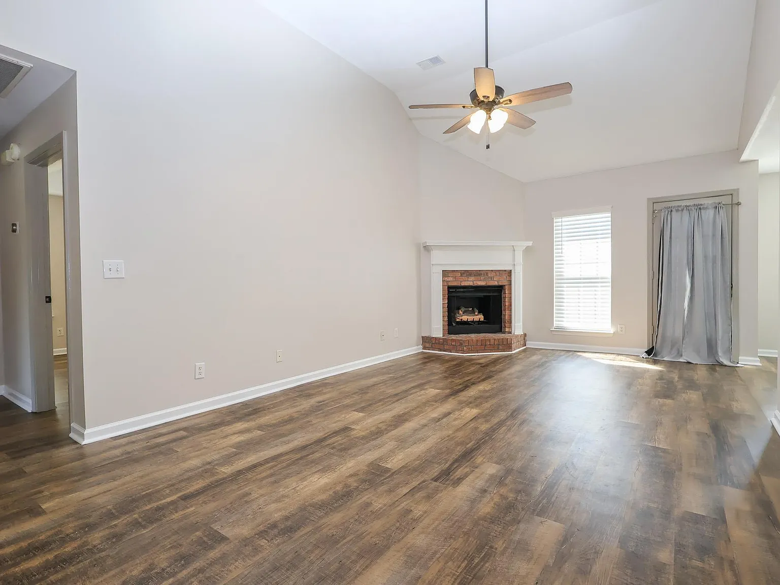 3 bed, 2.0 bath, 1208 sqft, $1,795 — Photo 2