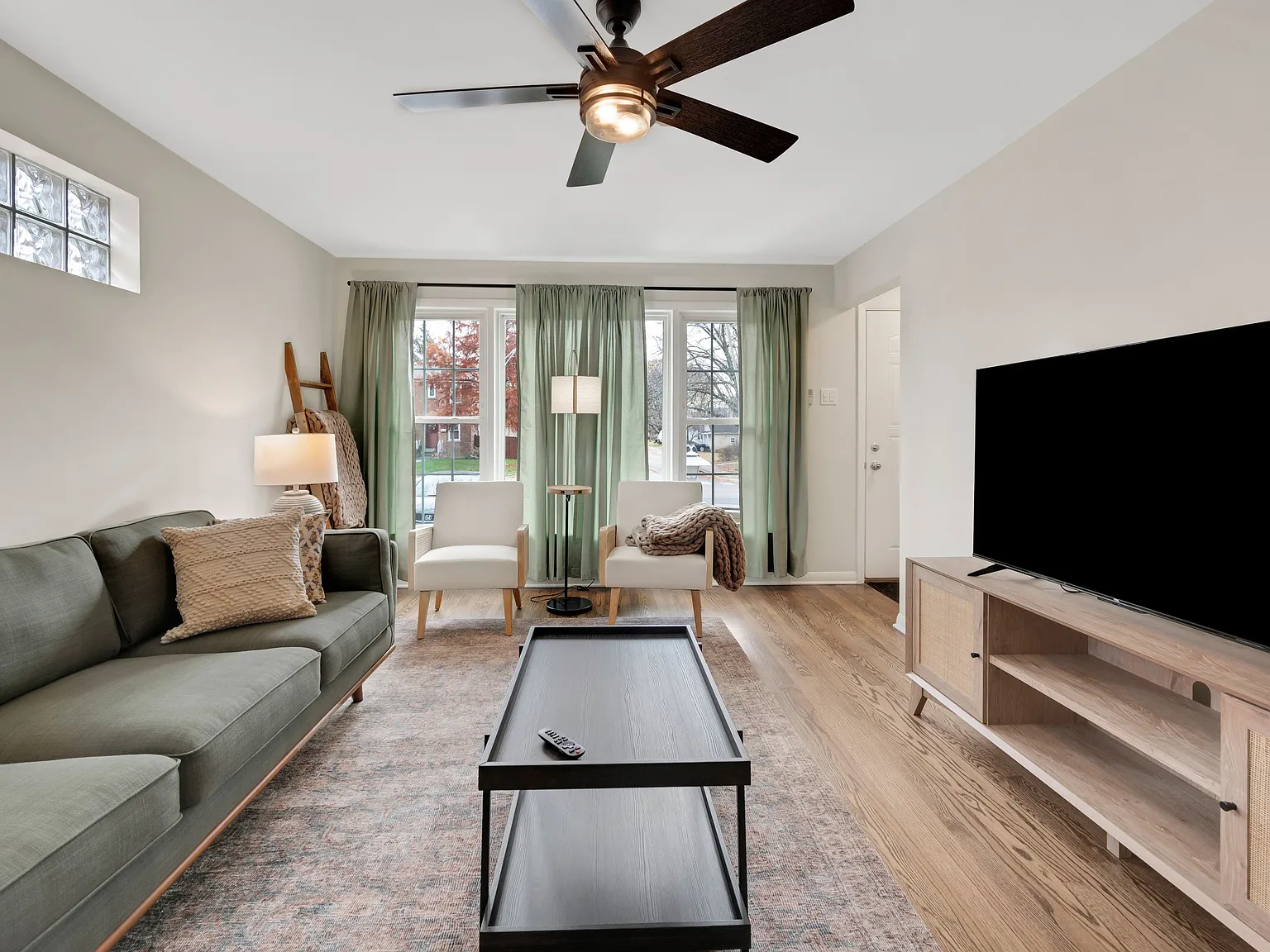 3 bed, 2.0 bath, 2046 sqft, $4,200 — Photo 2