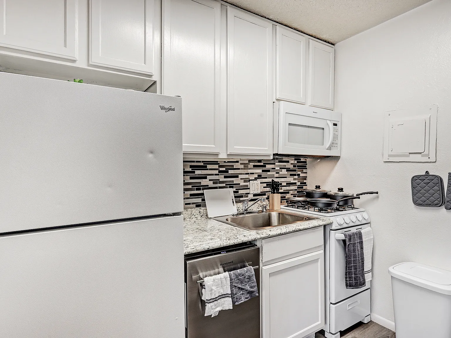 Studio, 413 sqft, $775 — Photo 2