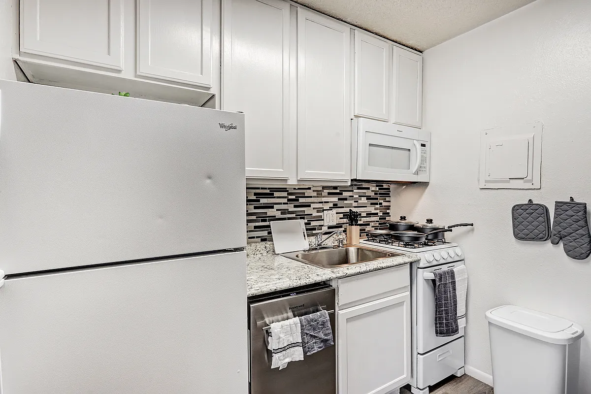 Building Photo - 1409 Girard Blvd NE #U