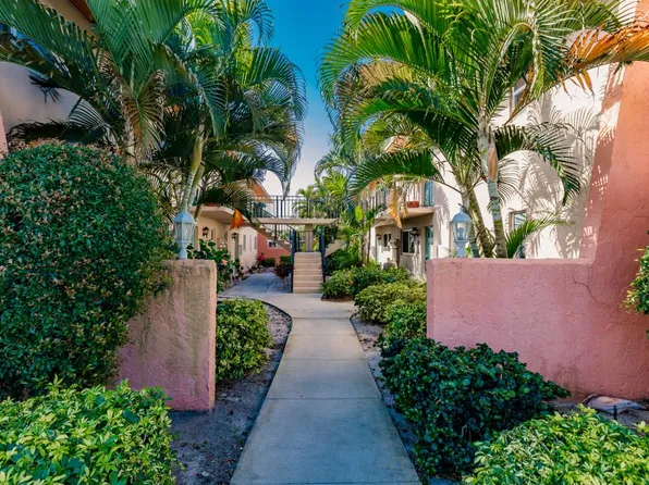 185 Palm Dr APT H, Naples, FL 34112