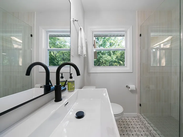1370 Angus Trl SW — Photo 22