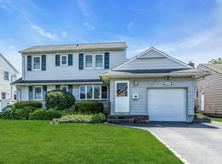1063 Ott Ln, Merrick, NY 11566