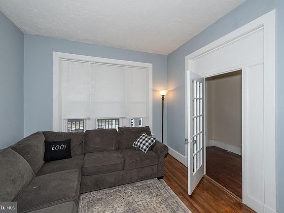 4th image of 32 Wayside Ave