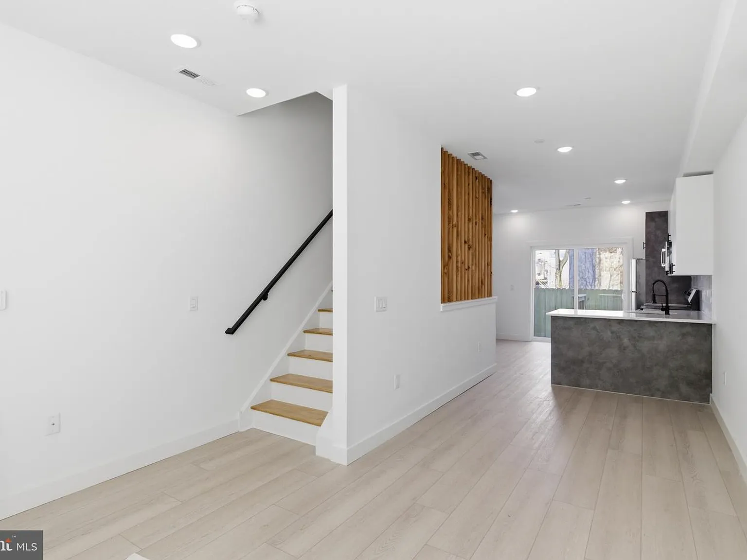 1032 W Orleans St — Photo 3