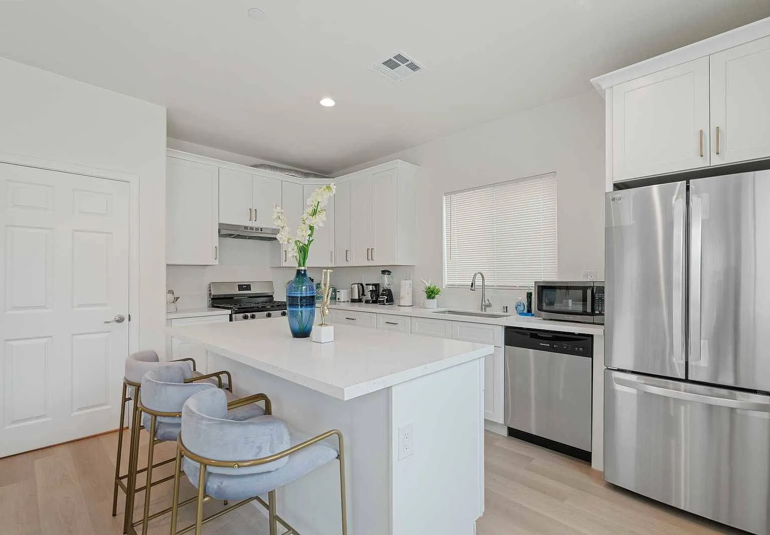 3 bed, 2.5 bath, 1726 sqft, $6,100 — Photo 3