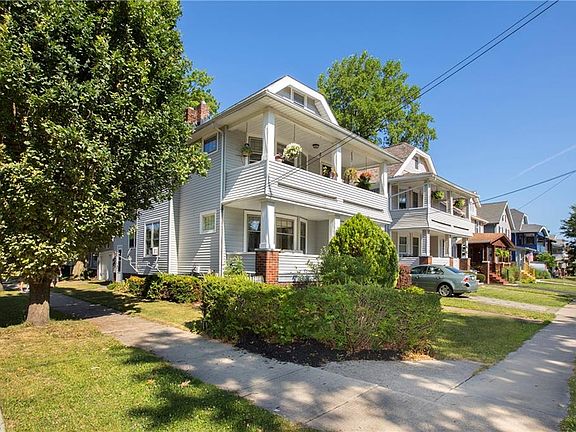 3rd image of 1648 Larchmont Ave