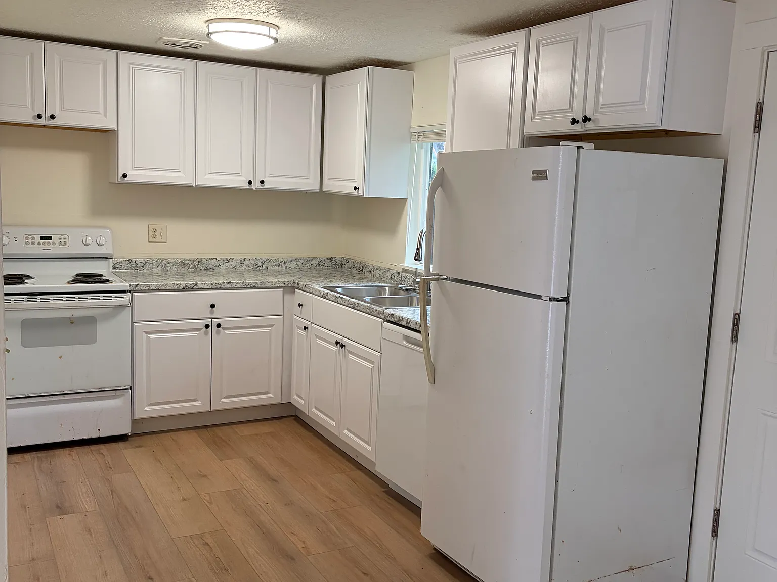 3 bed, 1000 sqft, $1,850 — Photo 2