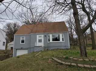 939 65th St, Windsor Heights, IA 50324