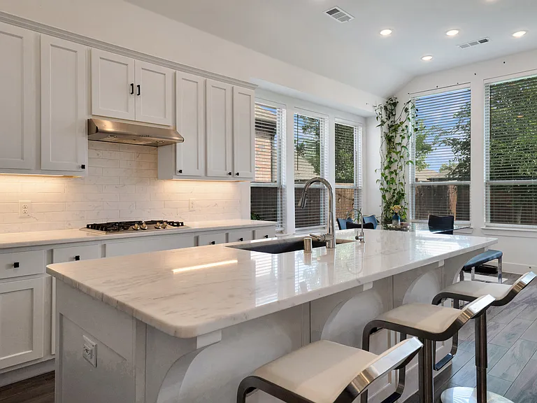 1429 Bluebonnet Ln — Photo 8