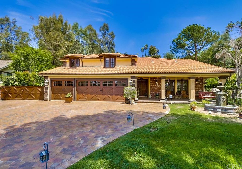 1st image of 390 S Yorkshire Cir