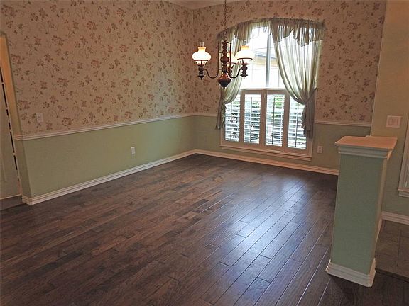 4th image of 9029 Crestview Dr
