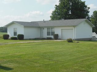 533 Longleaf Ln, Flora, IL 62839