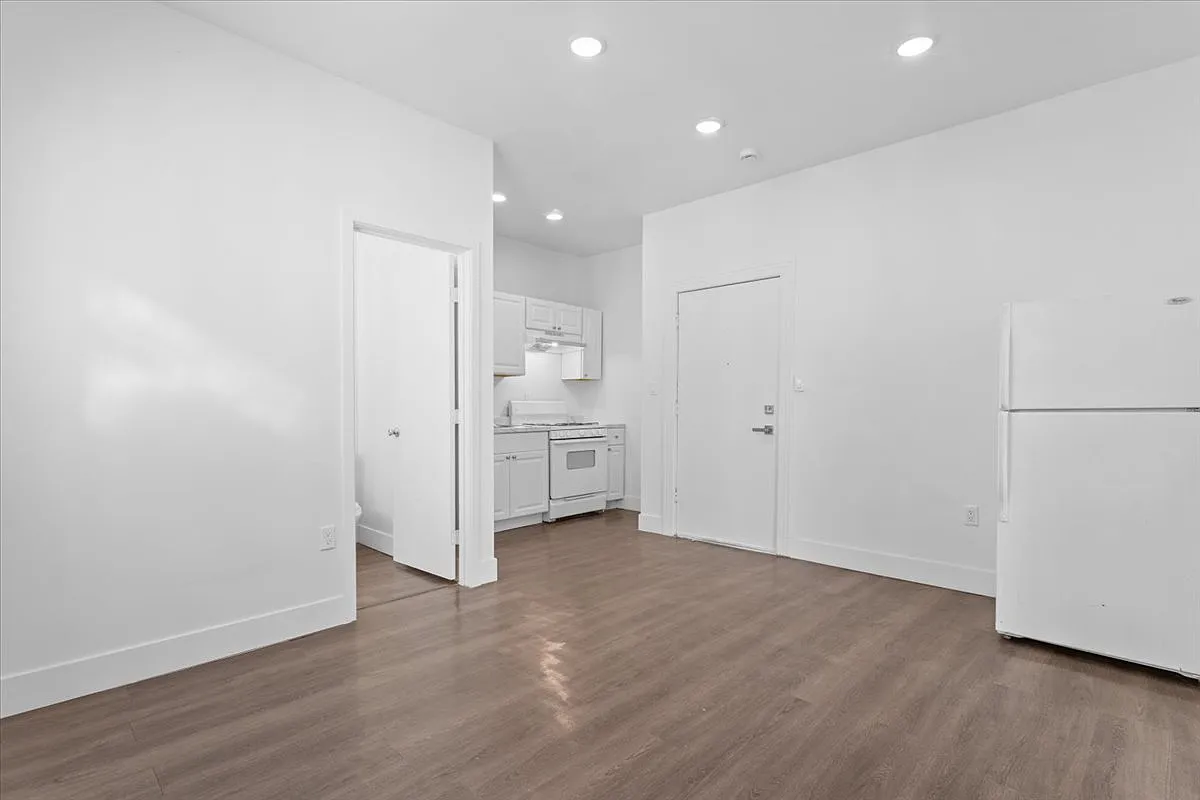 Building Photo - 1511 W 4th St #23