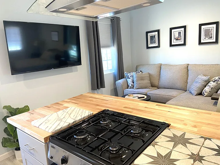 318 E Alvarado Rd — Photo 2