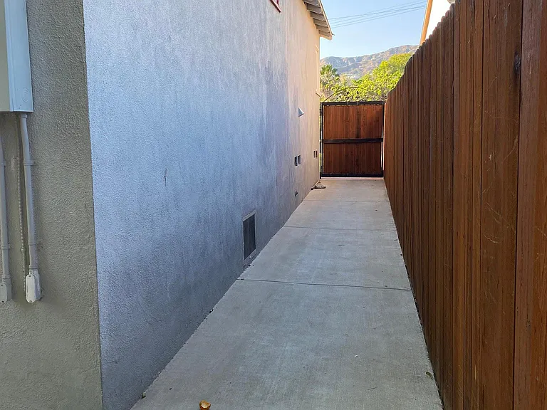 1610 Winona Ave — Photo 30