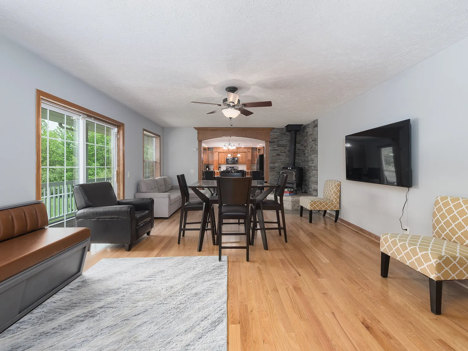 3 bed, 2100 sqft, $2,500 — Photo 3