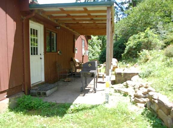 Back Porch
Covered 8' x 21'