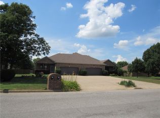 100 Ravenwood Rd #B, Siloam Springs, AR 72761