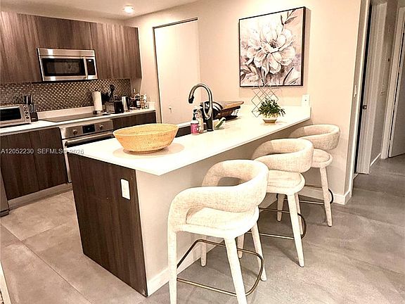 5th image of 488 NE 18th St Unit 3210