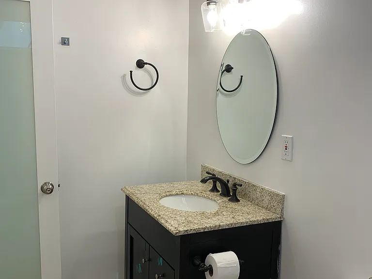 LARGE FULL BATHROOM