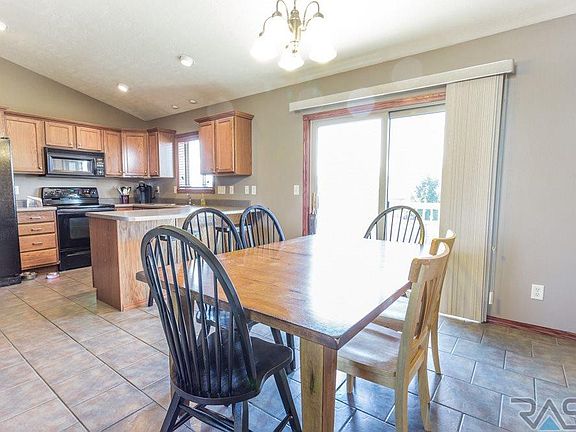 5th image of 501 Rosewood Dr
