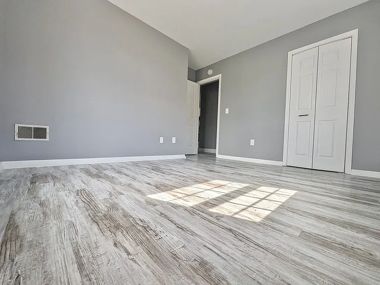 64 Howard St — Photo 11