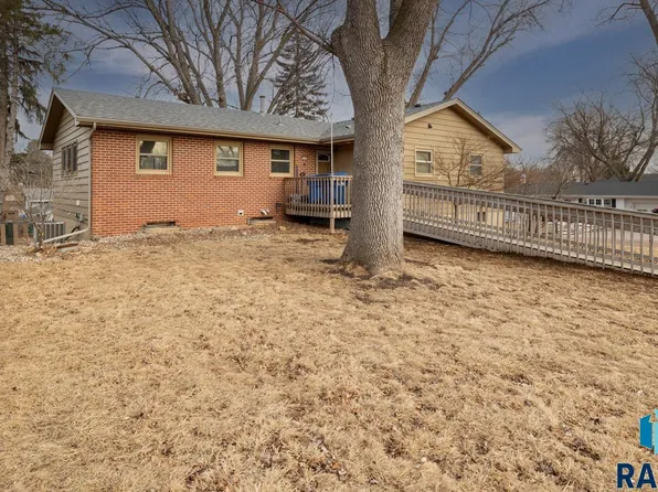 2716 S Lincoln Ave, Sioux Falls, SD 57105