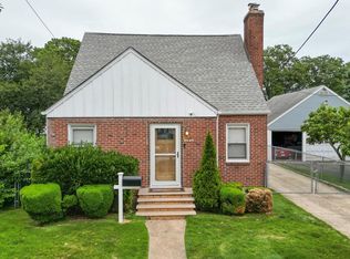 8523 264th St, Floral Park, NY 11001