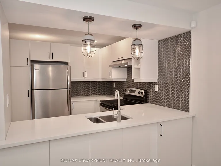 17 Inverness Ave W #LOWER — Photo 6