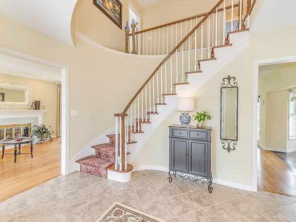 4th image of 2085 Gladstone Dr