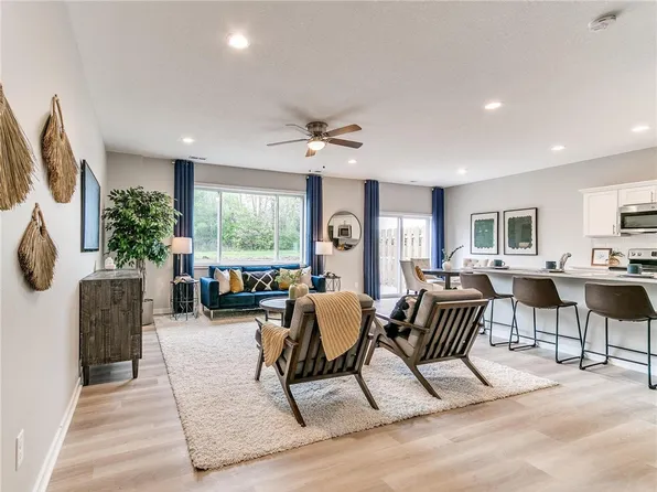 275 Amberwood Dr, Pleasant Hill, IA 50327