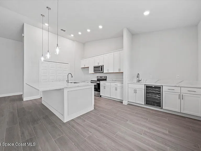 407 Cellini Ave NE — Photo 9