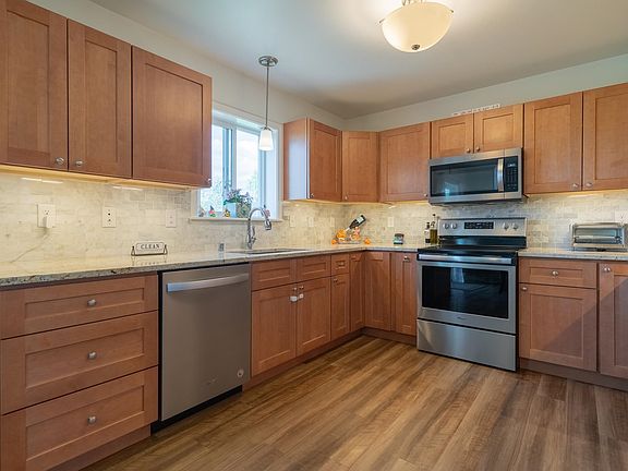 5th image of 635 W 4th Ave