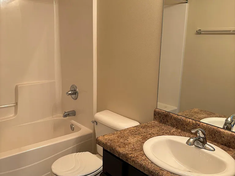 16411 Camden Ave — Photo 10