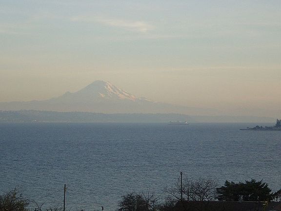 Mt, Rainier (hazy day)