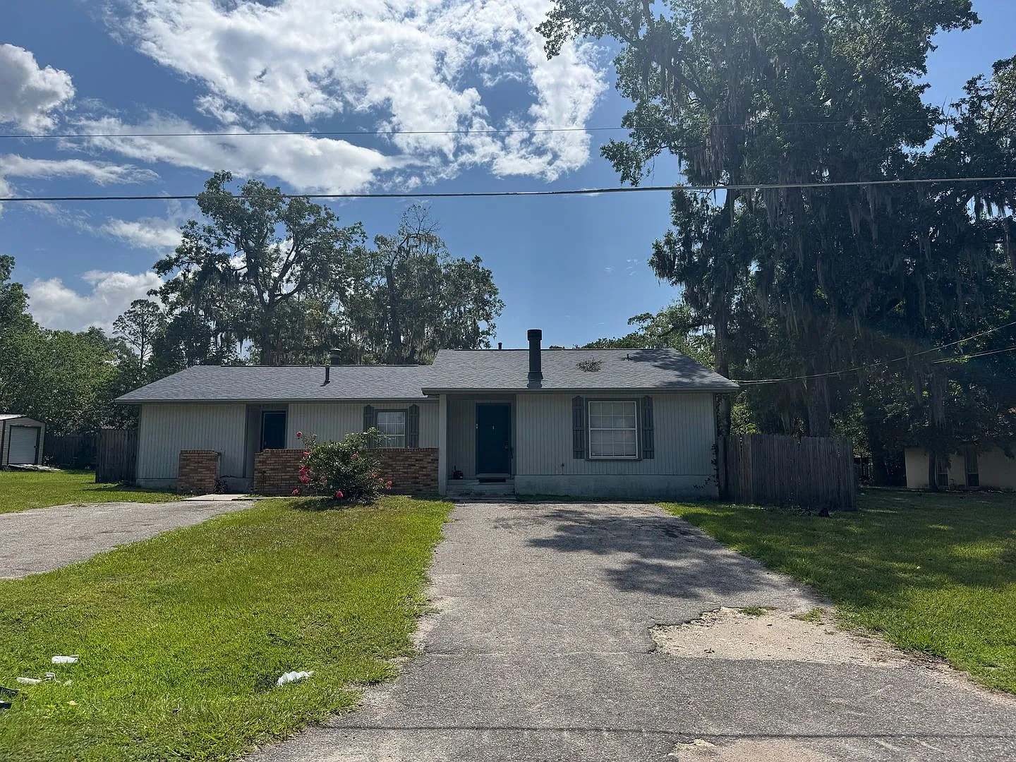 Charming 2BR/1BA Duplex with Large Yard Affordable Comfort in a Quiet Neighborhood — Photo 1
