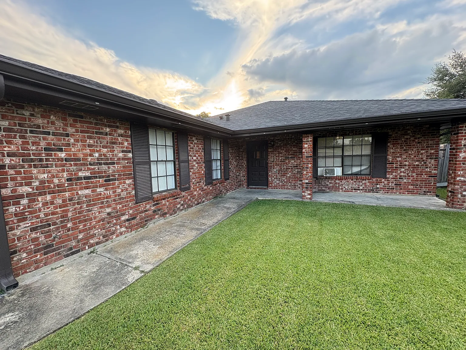 4 bed, 2973 sqft, $2,100 — Photo 2