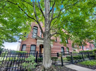 903 W College Pkwy, Chicago, IL 60608