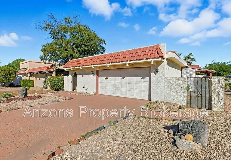 2192 E Balboa Dr — Photo 3
