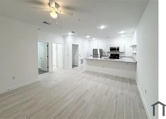1503 E Southcross Blvd — Photo 11