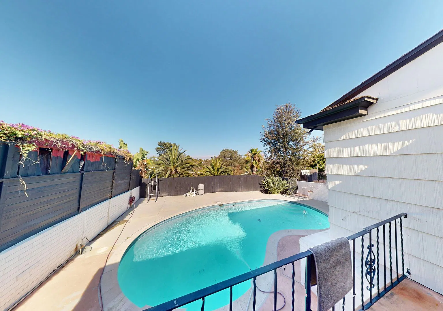 Spacious 5 Bedroom 3 Bath House on Prime Dorothy Way - POOL!! — Photo 4